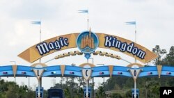 La entrada al estacionamiento del Magic Kingdom en Walt Disney World permanece cerrada en Lake Buena Vista, Florida, el 16 de marzo de 2020.