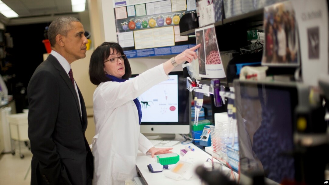 Presiden Obama dalam sebuah kunjungan di Institut Kesehatan Nasional, Maryland, AS (2/12/2014). Presiden AS itu menginginkan AS menjadi negara terdepan dalam bidang medis. 