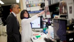 Presiden Obama dalam sebuah kunjungan di Institut Kesehatan Nasional, Maryland, AS (2/12/2014). Presiden AS itu menginginkan AS menjadi negara terdepan dalam bidang medis. 