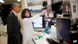 El presidente Obama visitó los Institutos Nacionales de Salud para conocer cómo avanza la investigación para una vacuna contra el ébola.