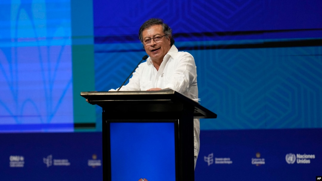 ARCHIVO - El presidente de Colombia, Gustavo Petro, pronuncia un discurso en la ceremonia inaugural de la COP16, una conferencia de las Naciones Unidas sobre biodiversidad, en Cali, Colombia, el 20 de octubre de 2024.
