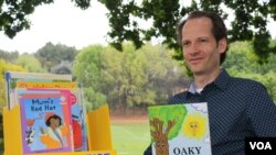 Steve Tsakaris presents one of Read to Rise's unique mini-libraries. (D. Taylor/VOA)