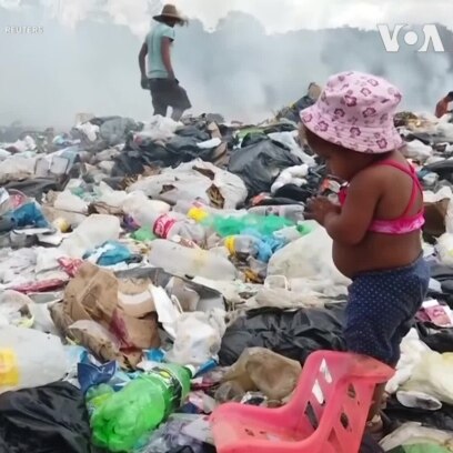 Di dân Venezuela bới rác tại thị trấn biên giới Brazil