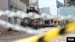 Entries are blocked to the red zone areas in Boeung Salang commune, Toul Kork district in Phnom Penh, Cambodia, on April 23, 202. (Kann Vicheika/VOA Khmer) 