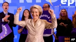 歐盟委員會主席的強力競爭者、現任歐盟委員會主席烏蘇拉·馮德萊恩(Ursula von der Leyen)在布魯塞爾歐洲人民黨總部的活動中合影。 (2024年6月9日)