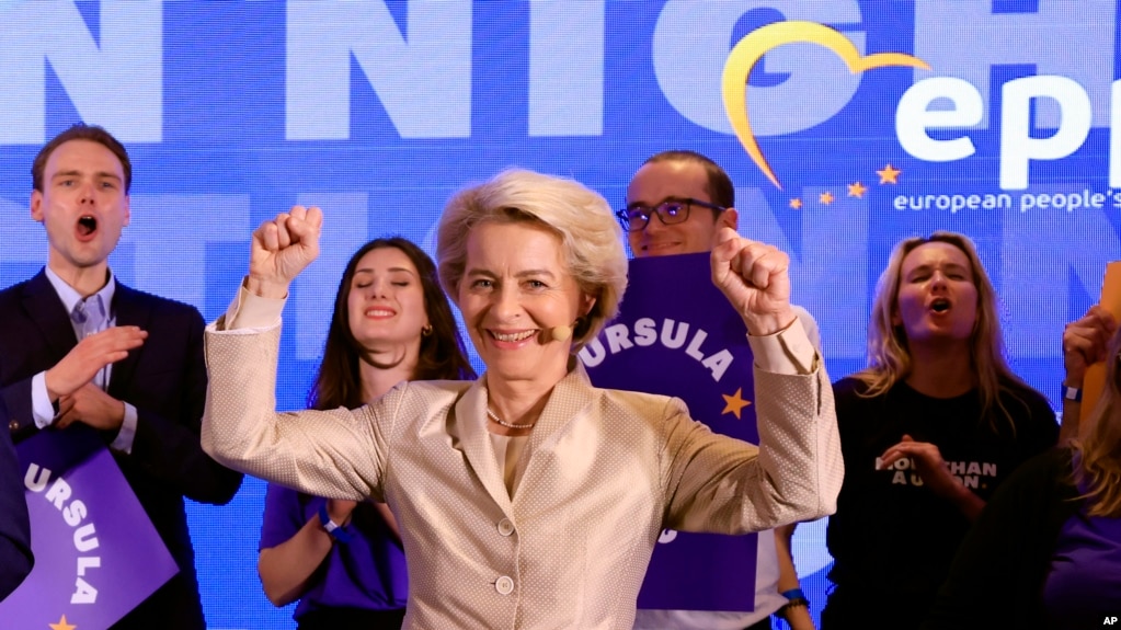 欧盟委员会主席乌尔苏拉·冯德莱恩(Ursula von der Leyen)庆祝其中间偏右的欧洲人民党(EPP)再次在欧盟议会选举中获得最多席位。（美联社2024年6月9日）