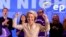 欧盟委员会主席乌尔苏拉·冯德莱恩(Ursula von der Leyen)庆祝其中间偏右的欧洲人民党(EPP)再次在欧盟议会选举中获得最多席位。（美联社2024年6月9日）