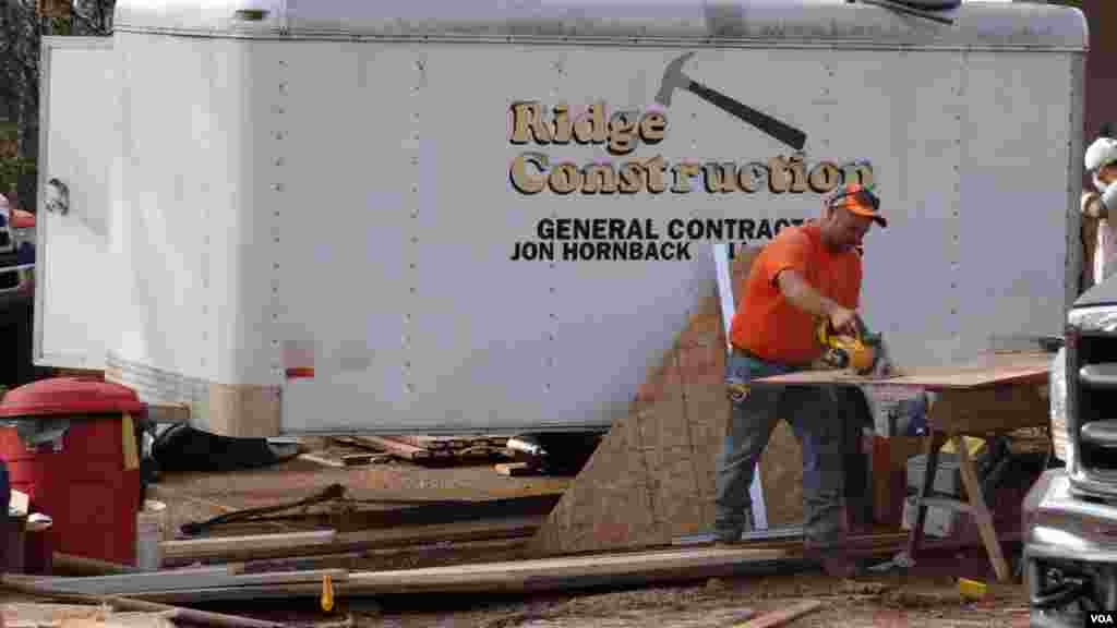 Jon Hornback and Lori Hornback own Ridge Construction. The company's team, including Jon Hornback and his son-in-law, are currently rebuilding two houses in Paradise. (Elizabeth Lee/VOA News)