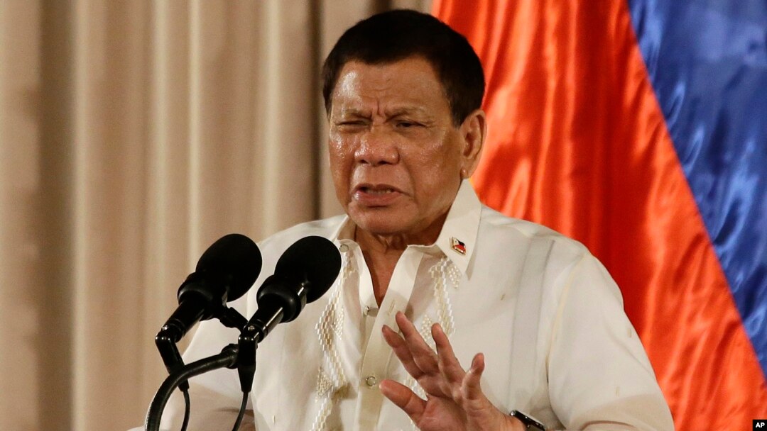 Presiden Filipina Rodrigo Duterte berbicara di Manila (16/8). 