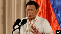 Presiden Filipina Rodrigo Duterte berbicara di Manila (16/8). 