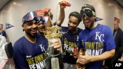 Jugadores de los Reales de Kansas City celebran en el vestuario su pase a la Serie Mundial.