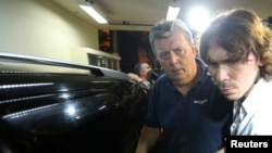 Giám đốc công ty Match Services ông Ray Whelan (trái) bị bắt tại Rio de Janeiro,và được đưa đến trụ sở cảnh sát, 7/72014. 