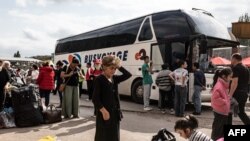 Sejumlah warga etnis Armenia dari wilayah Nagorno-Karabakh tiba di Goris pada 30 September 2023, sebelum dievakuasi menuju sejumlah kota di Armenia. (Foto: AFP/Herrera Carcedo)