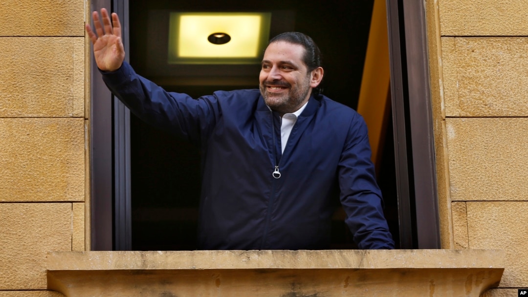 PM Lebanon Saad Hariri melambai kepada pendukungnya dari jendela rumahnya di Beirut, Lebanon, Rabu (22/11). 