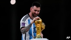 ARCHIVO - Emocionado, el argentino Lionel Messi acaricia el trofeo al mejor jugador de la Copa del Mundo después del partido final del torneo de fútbol entre Argentina y Francia en el Estadio Lusail en Lusail, Qatar, el 18 de diciembre de 2022.