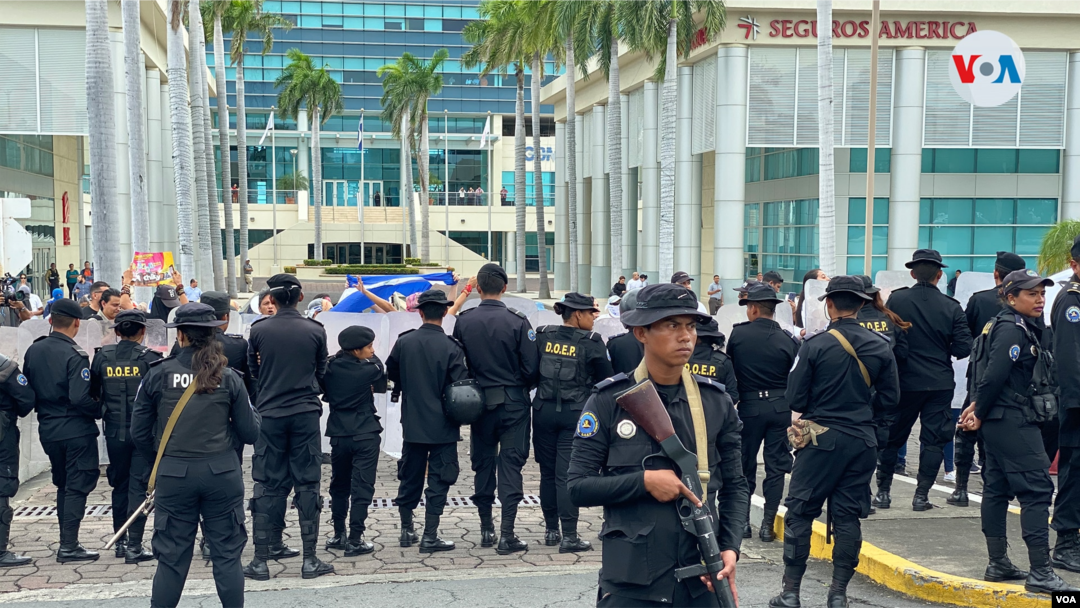 Policías impiden una manifestación en Managua. Foto archivo VOA.