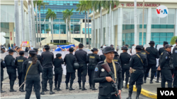 Policías impiden una manifestación en Managua. Foto archivo VOA.