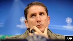 Juan Carlos Garrido lors d'une conférence de presse à Villarreal, Espagne, le 6 décembre 2011. (Photo by JOSE JORDAN / AFP) 