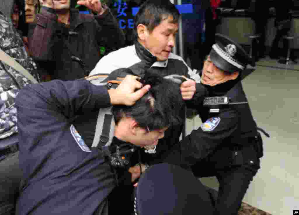 上海反独裁的示威游行，有学子被请走 (3)