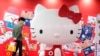 资料照片：在东京国立博物馆，一名参观者正在观看巨大的Hello Kitty展品。(2024年10月30日)