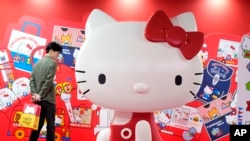 资料照片：在东京国立博物馆，一名参观者正在观看巨大的Hello Kitty展品。(2024年10月30日)