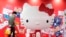 资料照片：在东京国立博物馆，一名参观者正在观看巨大的Hello Kitty展品。(2024年10月30日)