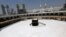 Pemandangan Ka'bah di Masjidil Haram yang hampir kosong dari jamaah, setelah otoritas Saudi menangguhkan umrah di tengah ketakutan corona di kota suci Mekkah, Arab Saudi 6 Maret 2020. (Foto: Reuters)