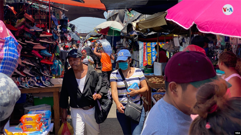 Algunos de los comerciantes del populoso mercado Oriental, en Managua, realizan compras siguiendo medidas de precaución básicas para prevenir el COVID-19. [Foto: Houston Castillo]