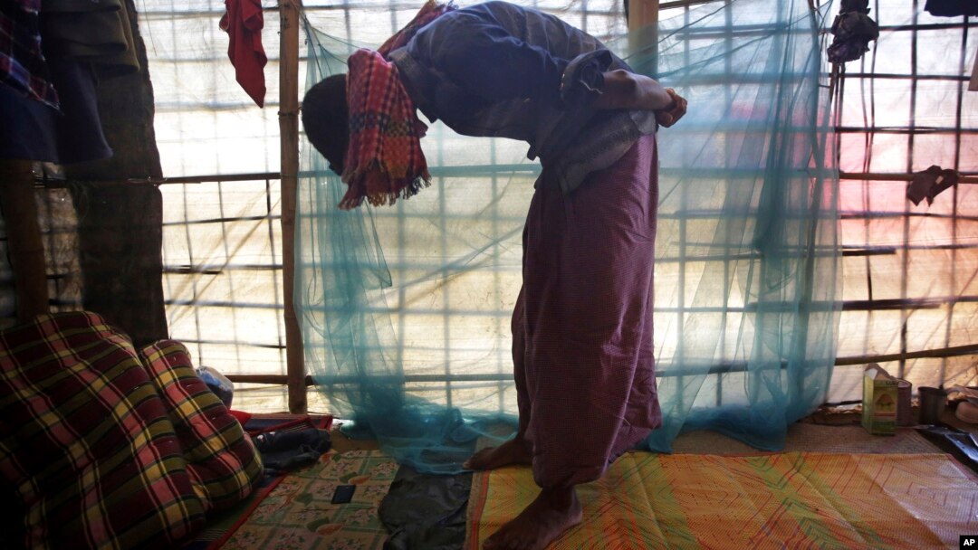 Seorang pria Rohingya memperagakan cara para tentara mengikat tangan puluhan pria dengan tali dan menutup mata mereka dengan selendang yang diambil dari para perempuan Rohingya, ketika para tentara membantai warga desa Maung Nu, tempat dia tinggal, di negara bagian Rakhine, di Myanmar. 27 November 2017.