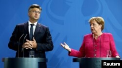 Nemačka kancelarka Angela Merkel i hrvatski premijer Anderj Plenković na konferenciji za novinare u Berlinu, 28. avgust 2018.