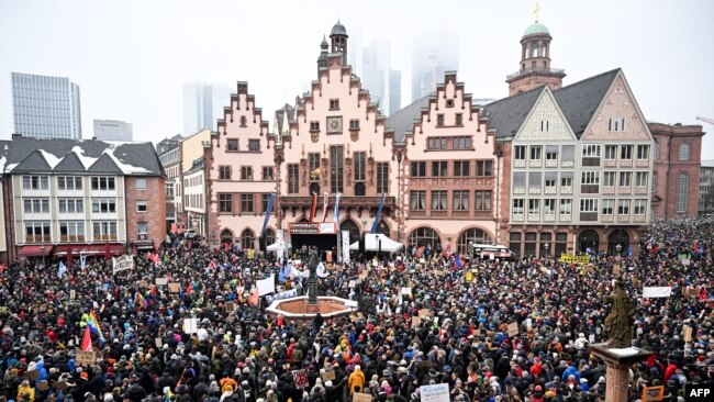 Almanya'nın Frankfurt kentinde de haftasonunda AfD karşıtı protesto gösterileri düzenlendi.