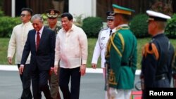 ປະ​ທາ​ນາ​ທິ​ບໍ​ດີ ຟີ​ລິບ​ປິນ ທ່ານ​ໂຣດ​ຣິ​ໂກ ດູ​ເຕີ​ຣເຕ ແລະ ນາ​ຍົກ​ລັດຖະ​ມົນ​ຕີ​ມາ​ເລ​ເຊຍ​ ​ທ່ານມາ​ຮາ​ເທຍ ໂມ​ຮ​ຳ​ມັດ ທີ່​ນະ​ຄອນ​ມາ​ນິ​ລາ ວັນ​ທີ 7 ມີ​ນາ 2019.