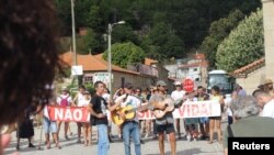 Ljudi učestvuju u protestu protiv litijuma u Covas do Barrosu, Portugal