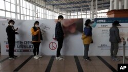  21대 국회의원 선거 사전투표 첫날인 10일 서울의 한 투표소에서 마스크를 착용한 유권자들이 '사회적 거리두기'를 실천하고 있다. 