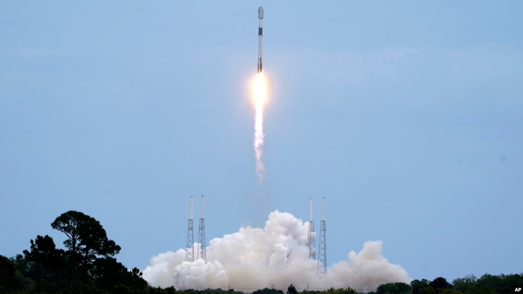 Запуск ракети SpaceX Falcon 9 із супутниками Starlink, Флорида, 21 квітня 2022. (AP Photo/John Raoux)