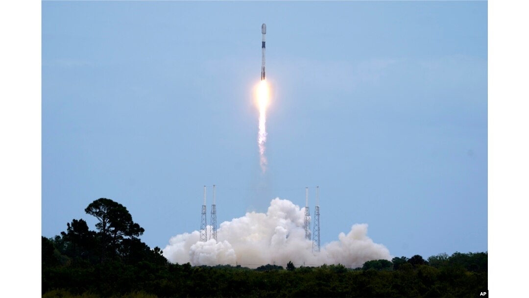 Roket SpaceX Falcon 9 dengan sejumlah 53 satelit internet Starlink lepas landas dari kompleks peluncuran luar angkasa 40 di Stasiun Angkatan Luar Angkasa Cape Canaveral di Cape Canaveral, Florida, 21 April 2022. (Foto: AP/John Raoux)