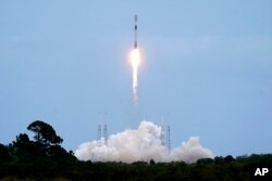 Roket SpaceX Falcon 9 dengan sejumlah 53 satelit internet Starlink lepas landas dari kompleks peluncuran luar angkasa 40 di Stasiun Angkatan Luar Angkasa Cape Canaveral di Cape Canaveral, Florida, 21 April 2022. (Foto: AP/John Raoux)