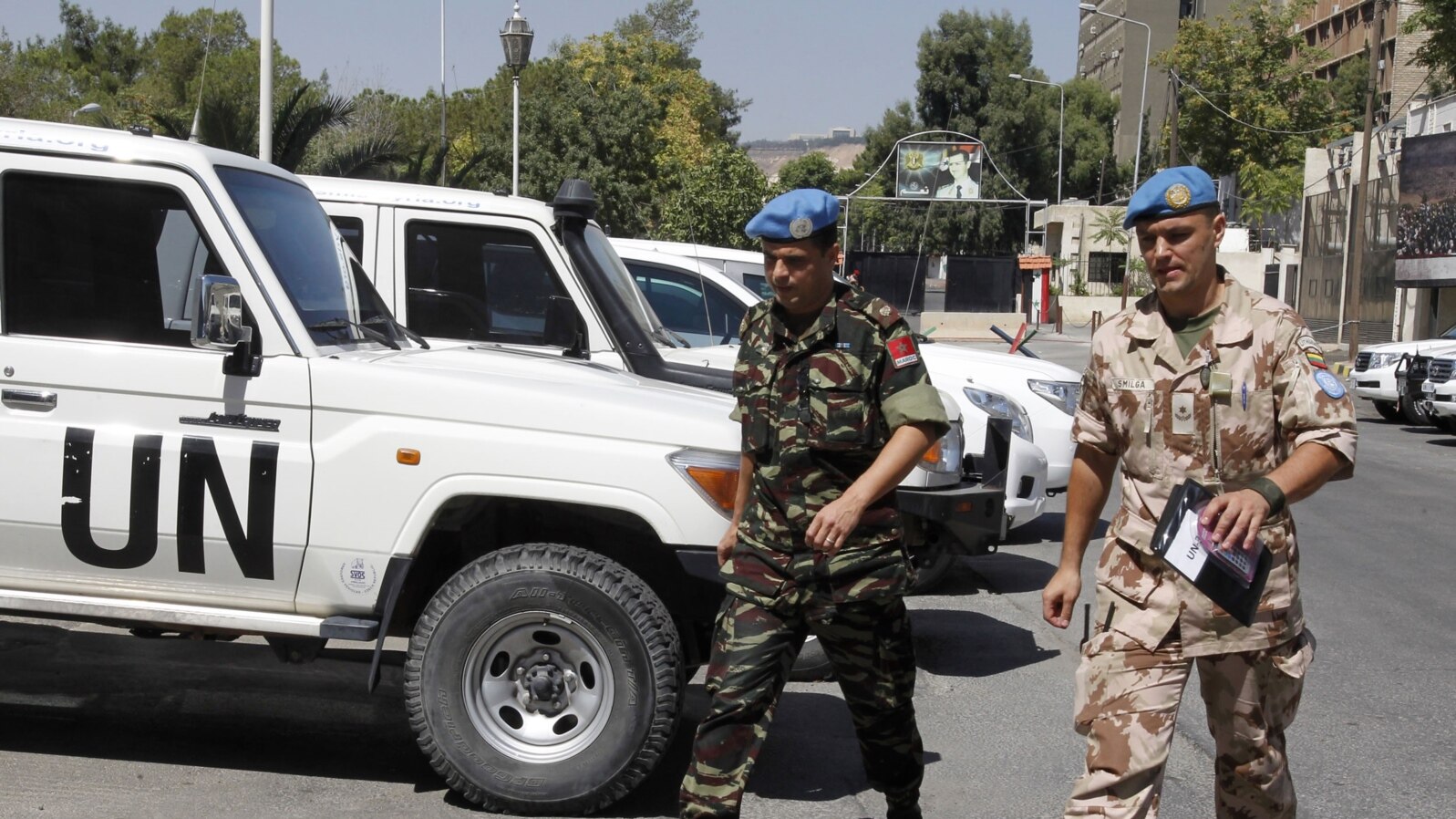 Members of the United Nations observers mission in Syria, who have left their bases in the province of Homs in Central Syria, return to their hotel in Damascus on August 20, 2012.