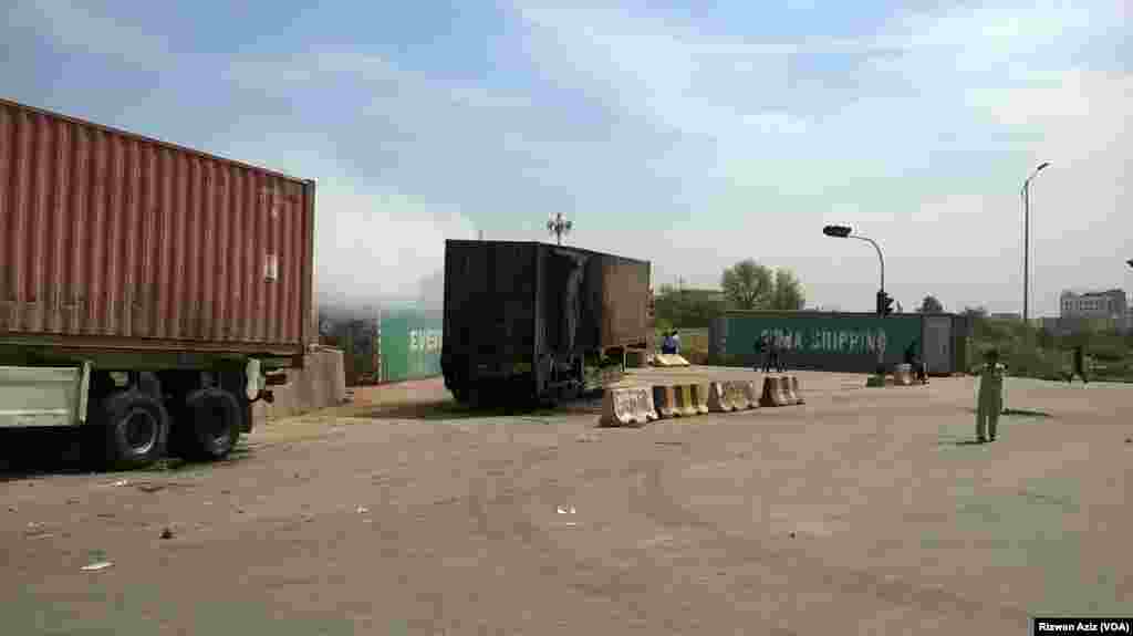 جلے ہوئے کنٹینر کا ایک منظر۔