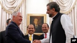 El secretario de Estado de EE.UU., State Rex Tillerson, se reunió con el primer ministro pakistaní, Shahid Khan Abbasi, en su residencia en Islamabad, el martes, 24 de octubre de 2017.