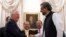 El secretario de Estado de EE.UU., State Rex Tillerson, se reunió con el primer ministro pakistaní, Shahid Khan Abbasi, en su residencia en Islamabad, el martes, 24 de octubre de 2017.