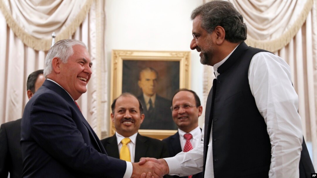 Menlu AS Rex Tillerson (kiri) bertemu PM Pakistan Shahid Khan Abbasi di Islamabad, Pakistan, Selasa (24/10). 