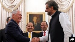 Menlu AS Rex Tillerson (kiri) bertemu PM Pakistan Shahid Khan Abbasi di Islamabad, Pakistan, Selasa (24/10). 