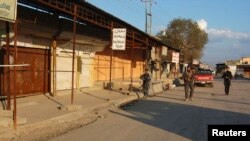 Iraqi police stand guard during foot patrol at Rabia, near the main border between Iraq and Syria, March 2, 2013. 