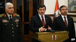 Perdana Menteri Turki Ahmet Davutoglu memberikan keterangan mengenai operasi militer pemindahan makam Suleyman Shah, kakek dari pendiri kekhalifahan Usmaniah di Suriah (22/2).