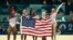 L'Américaine Simone Biles (au centre) et ses coéquipières célèbrent la victoire de l'équipe américaine en finale de gymnastique artistique féminine lors des Jeux Olympiques de Paris 2024 à la Bercy Arena à Paris, le 30 juillet 2024. (Photo de Loic VENANCE / AFP)
