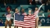 西蒙·拜尔斯(中)和美国队队友在巴黎奥运会女子体操团体赛决赛中夺冠。(2024年7月30日)