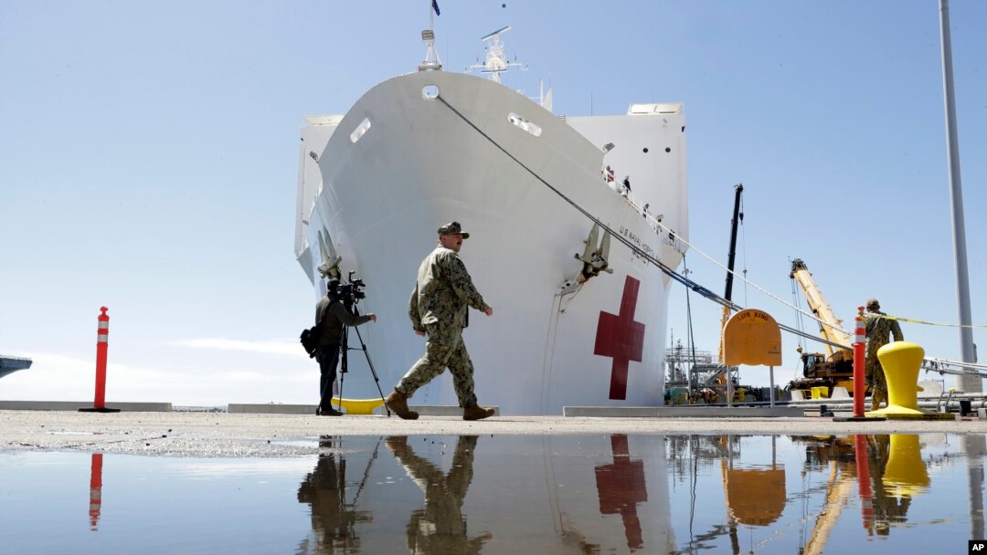 Kapal rumah sakit AL Amerika Serikat USNS Mercy di San Diego, bersiap berlayar, 23 Maret 2020. 