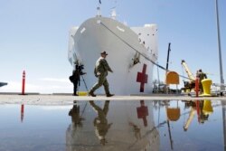 El buque hospital USNS Mercy salió de San Diego para Los Ángeles para ayudar en la crisis del coronavirus.