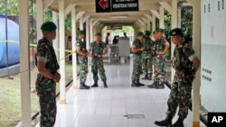 Tentara Indonesia di rumah sakit kepolisian di Surabaya, Jawa Timur. 